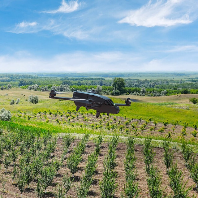 PARROT BLUEGRASS 蓝草农业多光谱无人机,专为农业领域设计的四旋翼整体解决方案,Parrot Bluegrass 是一款专为农业领域设计的四旋翼整体解决方案，旨在通过两个嵌入式的摄像头，摄像机和多光谱传感器来帮助农户提高投资回报率。通过其前置全高清摄像头，能够帮助农户直观地监测农场的基础设施、土地和牧群。得益于专为精准农业设计的多光谱传感器Parrot Sequoia以及易于使用的数据处理软件Pix4D，农户可以对所有作物迅速总览全局并检测出问题区域。Parrot Bluegrass 由于螺旋桨可拆卸，Parrot Bluegrass运输极为方便。此外，参数设置,飞行作业， 数据传输及设备维护也是轻松上手。
